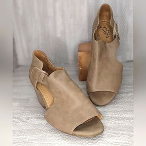 Natural Soul Daya Heeled Sandal, Taupe, Size 8.5 Wide